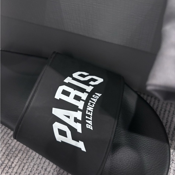 Brand New Balenciaga pool slides with dust bags. Size 39 / 9 US - Picture 7 of 10